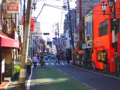 踏切付近から見た滝野川銀座商店街